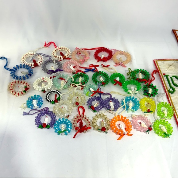Vintage Lot of 1950’s handmade yarn craft and beaded mini wreath ornaments - Picture 11 of 12